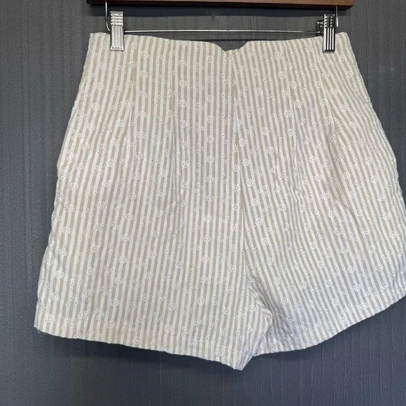 En Saison Riley High-Waisted Cream Stripe Short Embroidered Pinstripe Size Small - Picture 9 of 13
